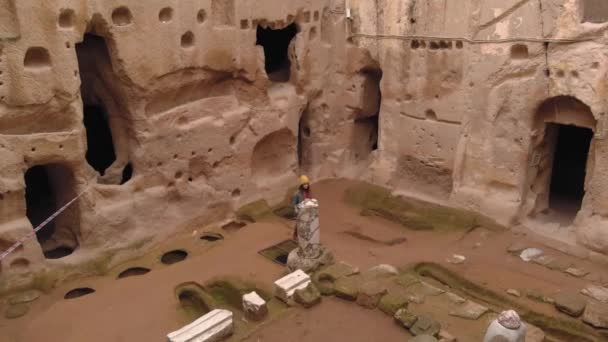 Femme Marchant Seule Monastère Grotte Gumusler Fille Marchant Dans Ancien — Video