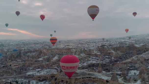 Bunte Heißluftballons Über Der Verschneiten Landschaft Des Roten Tals Mit — Stockvideo