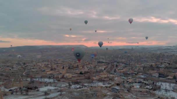 Kleurrijke Heteluchtballonnen Het Besneeuwde Landschap Van Rode Vallei Met Sprookjesschoorstenen — Stockvideo