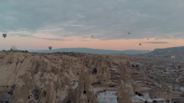 Barevné Horkovzdušné Balóny Nad Zasněženou Krajinou Červeného Údolí Pohádkovými Komíny — Stock video