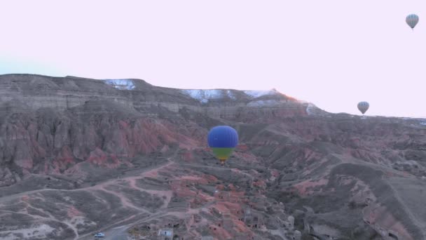 Montgolfière Couleur Bleue Verte Survolant Vallée Cavusin Cappadoce Turquie — Video