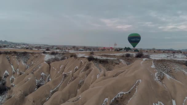 Гарячі Повітряні Кулі Над Ландшафтом Вулканічної Долини Каппадокії Туреччина — стокове відео