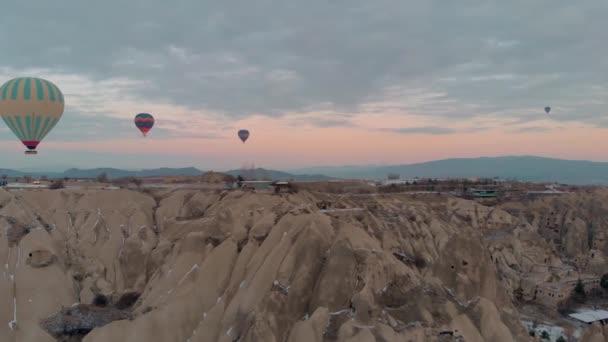 Horkovzdušné Balóny Nad Vulkanickou Údolní Krajinou Kappadokie Turecko — Stock video