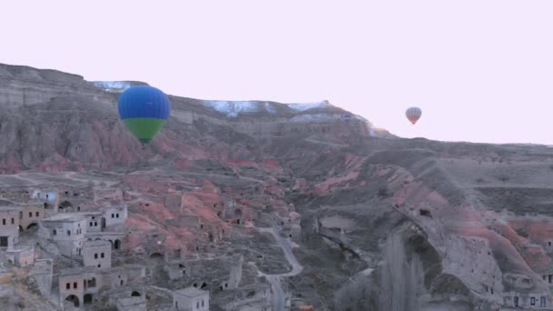 Alleen Blauwe Groene Gekleurde Heteluchtballon Vliegen Vallei Van Cavusin Regio — Stockvideo