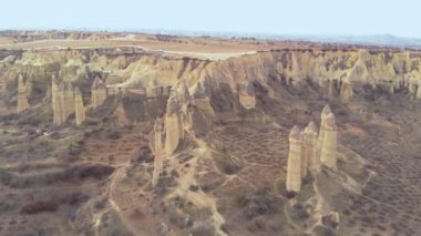 Türkiye 'nin Cappadocia kentindeki Aşıklar Tepesi' ndeki Peri Bacaları 'nın hava volkanik vadisi manzarası