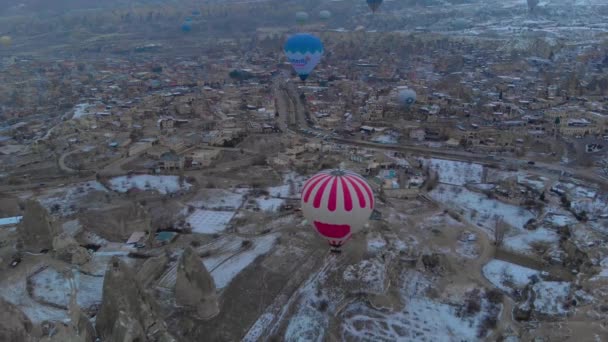 Aerial View Lots Hot Air Balloons Flying Fairy Chimneys Covered — 비디오