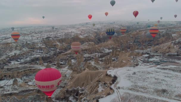 Luchtfoto Van Veel Heteluchtballonnen Die Vliegen Sprookjesachtige Schoorstenen Bedekt Met — Stockvideo