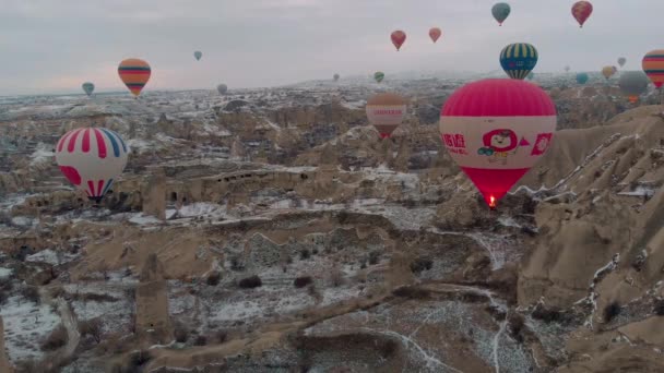 Kapadokya Türkiye Kış Mevsiminde Karla Kaplı Perili Bacaların Üzerinden Uçan — Stok video