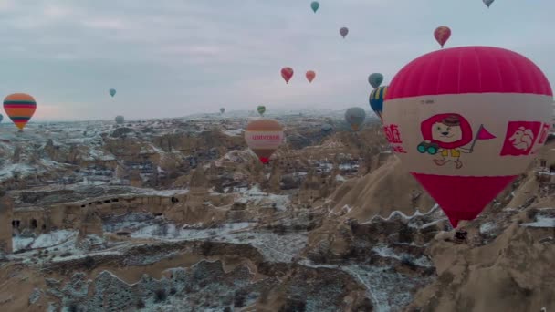 Boldog Pár Néz Hőlégballonok Havas Táj Körül Tündér Kémények Cappadocia — Stock videók