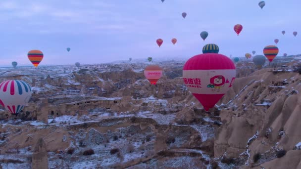 Glückliches Paar Beobachtet Heißluftballons Mit Verschneiter Landschaft Umgeben Von Feenkaminen — Stockvideo