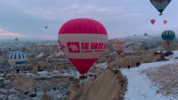 Ευτυχισμένο Ζευγάρι Βλέποντας Αερόστατα Θερμού Αέρα Χιονισμένο Τοπίο Που Περιβάλλεται — Αρχείο Βίντεο