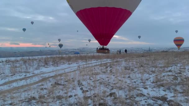 Casal Feliz Assistindo Balões Quente Com Paisagem Nevada Cercada Por — Vídeo de Stock