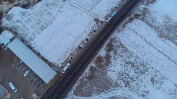 Fågelperspektiv Motorvägen Med Det Snöiga Landskapet Kappadokien — Stockvideo