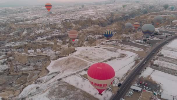 Balon Udara Panas Terbang Rendah Lanskap Bersalju Kapadokia Turki — Stok Video