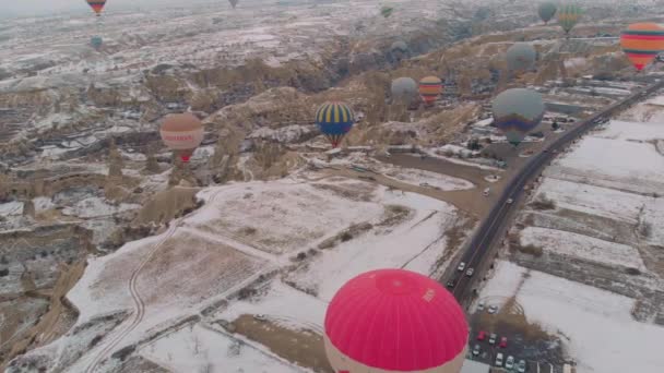 Globo Aire Caliente Solo Volando Bajo Paisaje Nevado Capadocia Turquía — Vídeo de stock