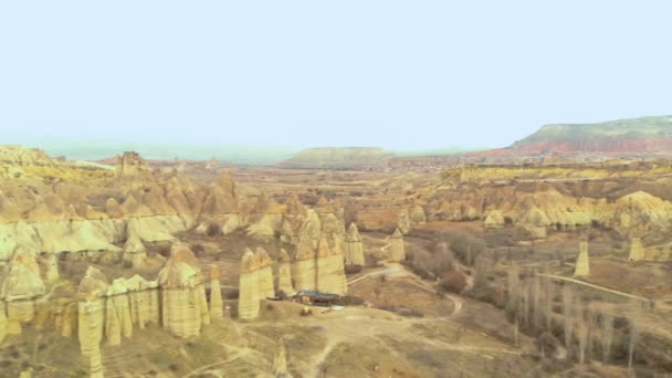 Pemandangan Lembah Vulkanik Udara Dari Cerobong Peri Bukit Pecinta Kapadokia — Stok Video