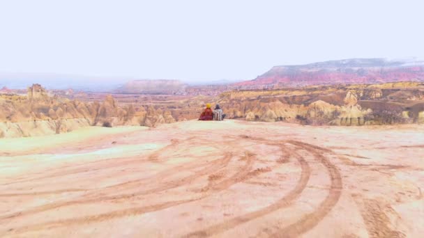 Воздушный Вулканический Пейзаж Долины Милые Путешественники Сидящие Краю Скалы Смотрящие — стоковое видео