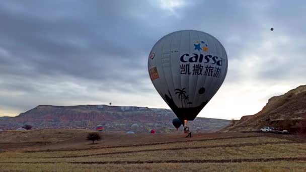 Globo Aire Caliente Solo Volando Bajo Paisaje Nevado Capadocia Turquía — Vídeo de stock