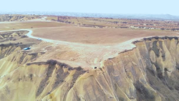 Veduta Panoramica Sulla Valle Vulcanica Aerea Una Bella Coppia Viaggiatori — Video Stock