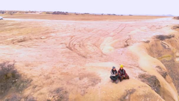 Vista Aérea Del Paisaje Del Valle Volcánico Encantadora Pareja Viajeros — Vídeo de stock