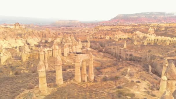 Vista Aérea Paisagem Vale Vulcânico Encantador Casal Viajante Sentado Beira — Vídeo de Stock