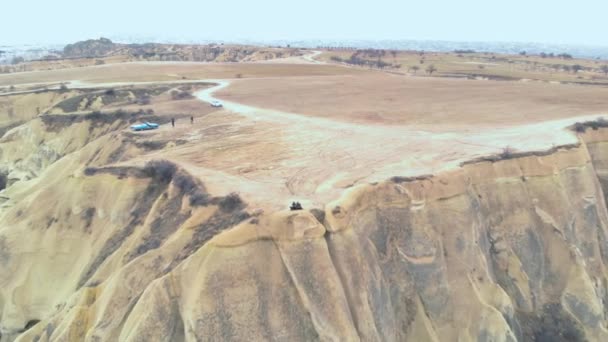 Uçurumun Kenarında Oturan Cappadocia Daki Aşıklar Tepesi Ndeki Peri Bacaları — Stok video