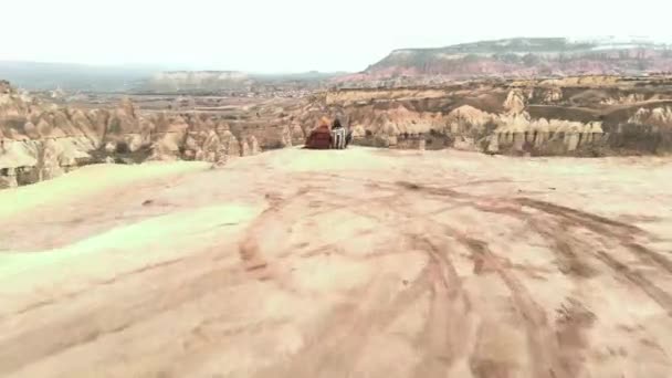 Vista Aérea Del Paisaje Del Valle Volcánico Encantadora Pareja Viajeros — Vídeos de Stock