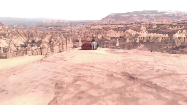 Воздушный Вулканический Пейзаж Долины Милые Путешественники Сидящие Краю Скалы Смотрящие — стоковое видео