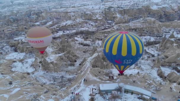 Luftaufnahme Der Bewegungen Von Heißluftballons Über Schneebedeckten Feenkaminen Kappadokien Türkei — Stockvideo