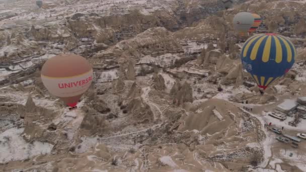 Filmisch Zicht Vanuit Lucht Bewegingen Van Heteluchtballonnen Sprookjesschoorstenen Bedekt Met — Stockvideo
