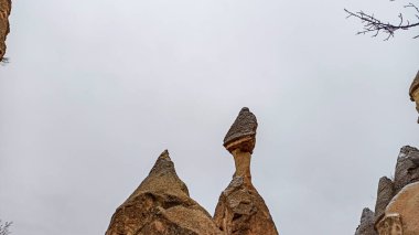 Pasabag 'daki Peri Bacaları, Goreme' deki keşişler vadisi. Pasabagh, Kapadokya, Türkiye 'de çok başlı mantar peri bacalı kaya oluşumları