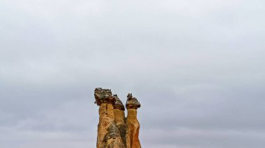 Pasabag 'daki Peri Bacaları, Goreme' deki keşişler vadisi. Pasabagh, Kapadokya, Türkiye 'de çok başlı mantar peri bacalı kaya oluşumları
