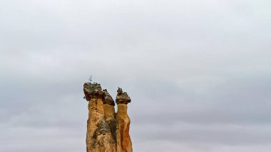 Pasabag 'daki Peri Bacaları, Goreme' deki keşişler vadisi. Pasabagh, Kapadokya, Türkiye 'de çok başlı mantar peri bacalı kaya oluşumları