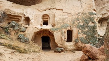 Türkiye 'nin Kapadokya kentindeki Zelve Open Air Museum' da (Zelve Valley) Tufa Kayaları 'na oyulmuş mağara evleri ve manastırları