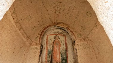 Türkiye 'nin Kapadokya kentindeki Zelve Open Air Museum' da (Zelve Valley) Tufa Kayaları 'na oyulmuş mağara evleri ve manastırları