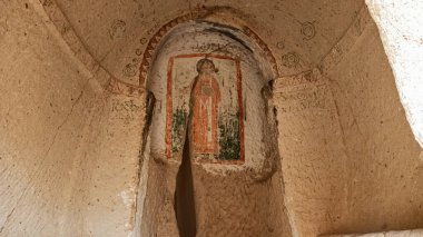 Türkiye 'nin Kapadokya kentindeki Zelve Open Air Museum' da (Zelve Valley) Tufa Kayaları 'na oyulmuş mağara evleri ve manastırları