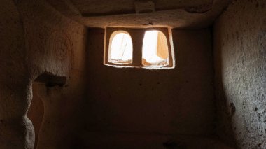 Türkiye 'nin Kapadokya kentindeki Zelve Open Air Museum' da (Zelve Valley) Tufa Kayaları 'na oyulmuş mağara evleri ve manastırları