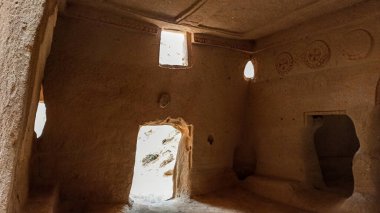 Türkiye 'nin Kapadokya kentindeki Zelve Open Air Museum' da (Zelve Valley) Tufa Kayaları 'na oyulmuş mağara evleri ve manastırları
