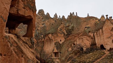 Türkiye 'nin Kapadokya kentindeki Zelve Open Air Museum' da (Zelve Valley) Tufa Kayaları 'na oyulmuş mağara evleri ve manastırları
