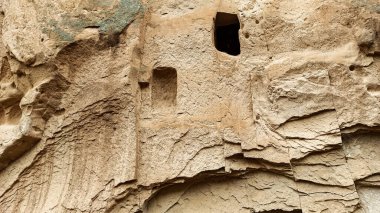 Volkanik kaya manzarası, Türkiye 'nin Kapadokya kentindeki Zelve Valley' deki taş mağara evleri
