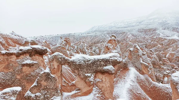 Chimeneas Hadas Con Paisaje Nevado Devrent Valley Capadocia Formaciones Rocosas —  Fotos de Stock