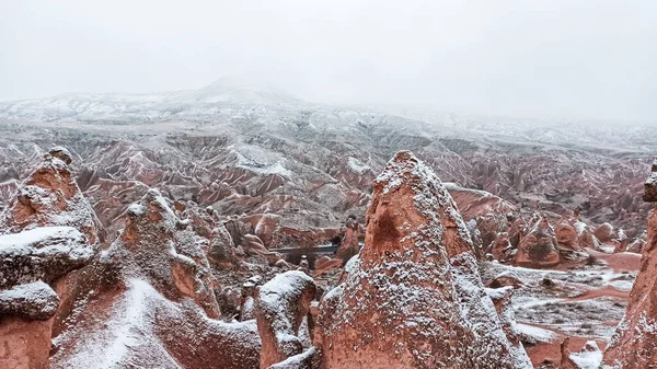 Chimeneas Hadas Con Paisaje Nevado Devrent Valley Capadocia Formaciones Rocosas —  Fotos de Stock