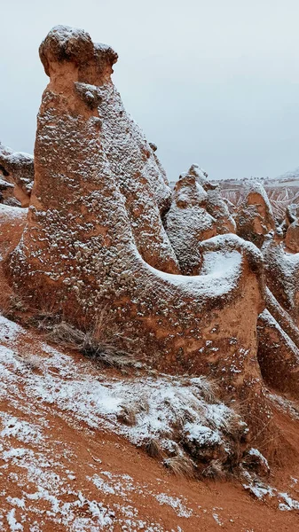 Kominy Śnieżnym Krajobrazem Devrent Valley Kapadocji Unikalne Formacje Skalne Dolinie — Zdjęcie stockowe