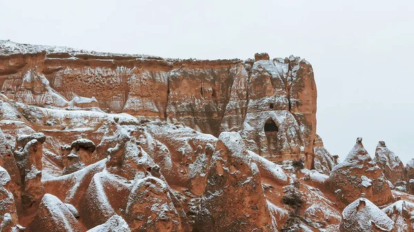 在卡帕多西亚的德文特山谷 有着雪景的仙女烟囱 卡帕多西亚冬季奇幻谷独特的岩层 — 图库照片