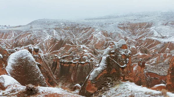 Kapadokya 'daki Devrent Valley' de karlı manzaralı peri bacaları. Cappadocia 'da kış mevsiminde Hayali Vadi' de eşsiz kaya oluşumları.