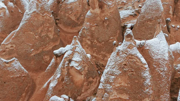 Kominy Śnieżnym Krajobrazem Devrent Valley Kapadocji Unikalne Formacje Skalne Dolinie — Zdjęcie stockowe