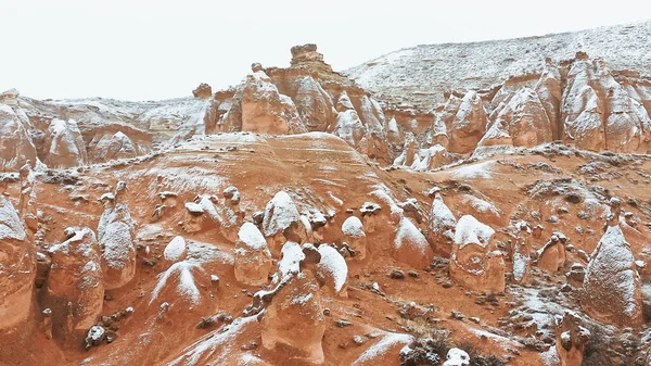 在卡帕多西亚的德文特山谷 有着雪景的仙女烟囱 卡帕多西亚冬季奇幻谷独特的岩层 — 图库照片