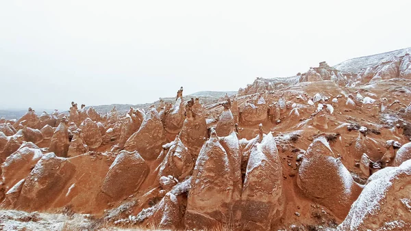 在卡帕多西亚的德文特山谷 有着雪景的仙女烟囱 卡帕多西亚冬季奇幻谷独特的岩层 — 图库照片