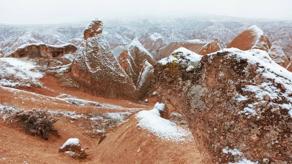 카파도키아 계곡에 눈덮인 풍경을 굴뚝들이 카파도키아의 겨울철에 상상의 골짜기에 — 스톡 사진