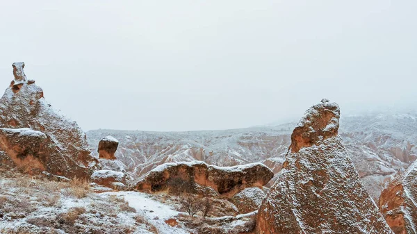 Fairy Skorstenar Med Snöiga Landskap Devrent Valley Kappadokien Unika Klippformationer — Stockfoto